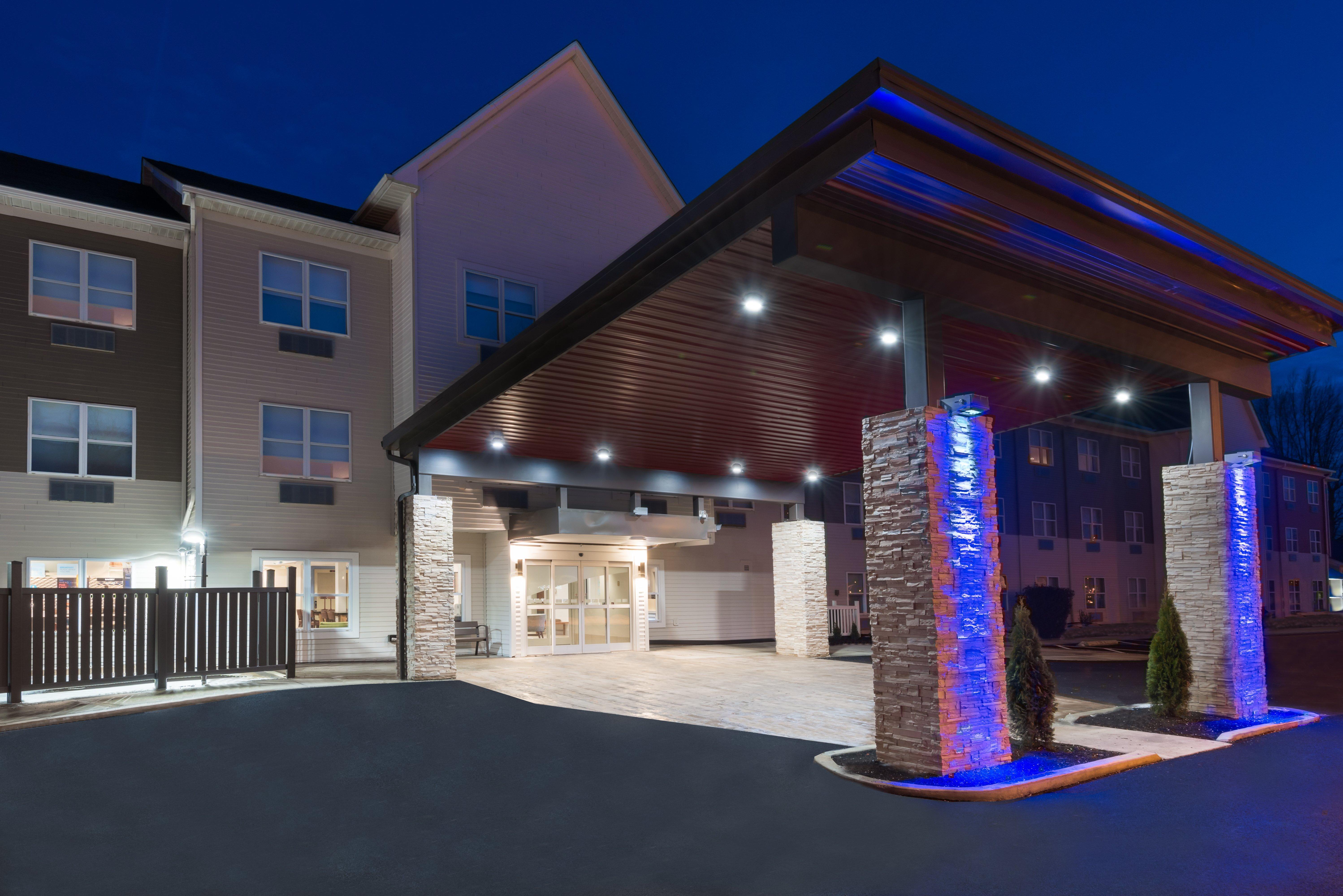 Holiday Inn Express & Suites - Columbus Airport East By Ihg Екстериор снимка