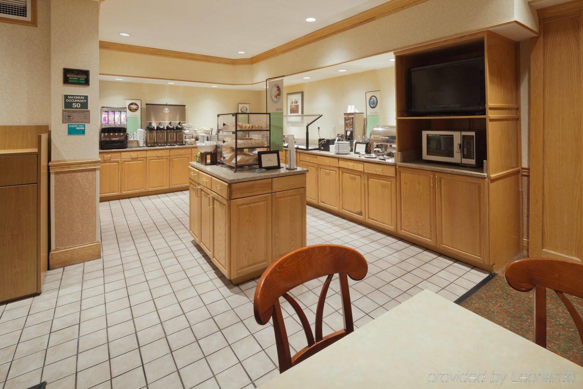 Holiday Inn Express & Suites - Columbus Airport East By Ihg Ресторант снимка