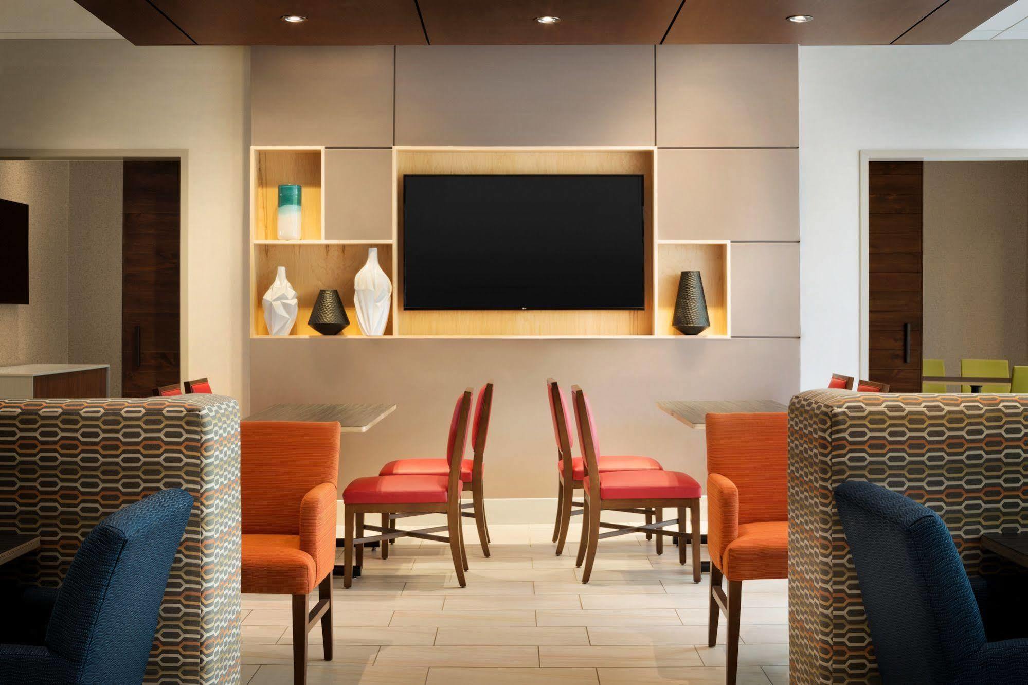 Holiday Inn Express & Suites - Columbus Airport East By Ihg Екстериор снимка