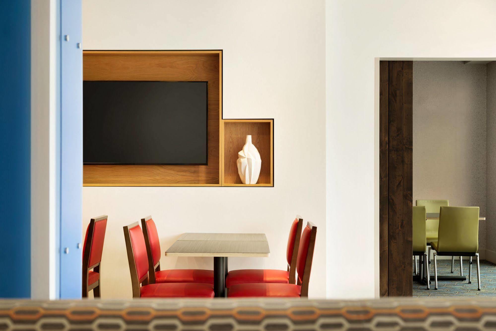 Holiday Inn Express & Suites - Columbus Airport East By Ihg Екстериор снимка