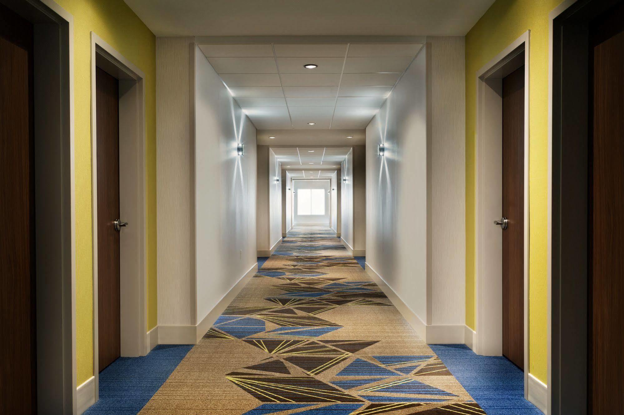 Holiday Inn Express & Suites - Columbus Airport East By Ihg Екстериор снимка